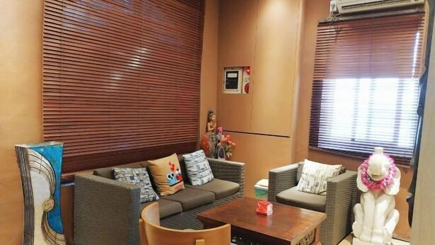 Ein Wohnzimmer mit einer Sofagarnitur, einem Couchtisch und einer dekorativen Skulptur.