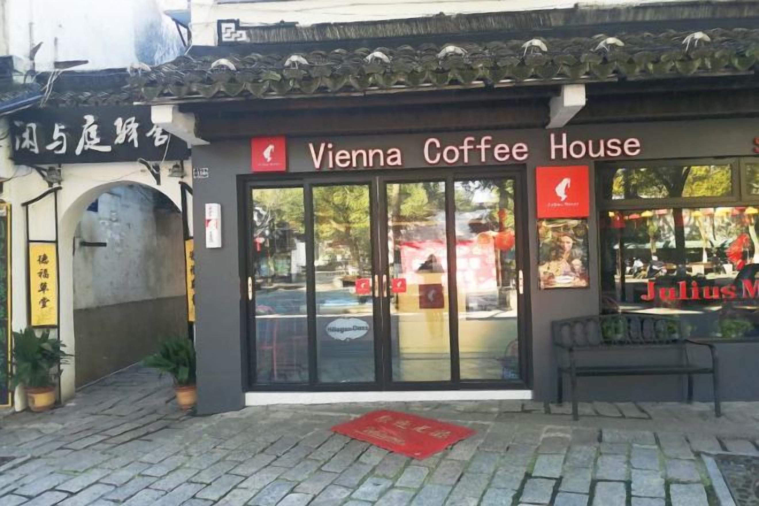 Une devanture de magasin avec une enseigne indiquant « Café viennois ».