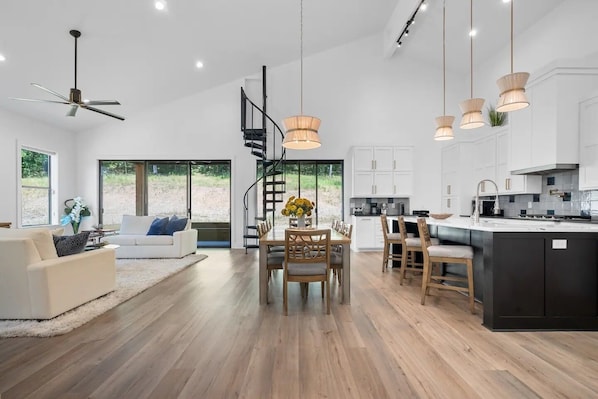 65-英寸纯平电视(配备数码频道)、Netflix、Hulu