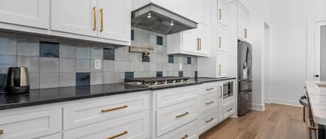 House, 3 Bedrooms, Pets Allowed, Mountain View | Private kitchen | Full-size fridge, microwave, stovetop, coffee/tea maker