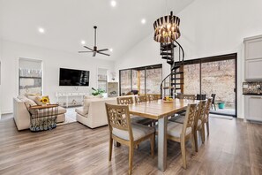 บ้านดีลักซ์, 3 ห้องนอน, นำสัตว์เลี้ยงเข้าได้, วิวภูเขา | บริเวณนั่งเล่น | ทีวีจอแบน 65 นิ้ว พร้อมช่องดิจิตอล, Netflix, Hulu