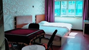 Een hotelkamer met een bed, een tafel en een stoel.