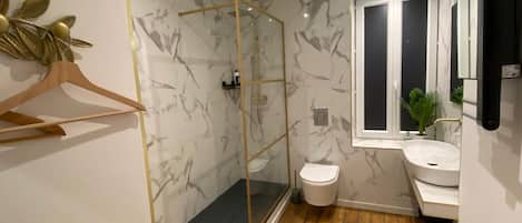 Shower, free toiletries, hair dryer