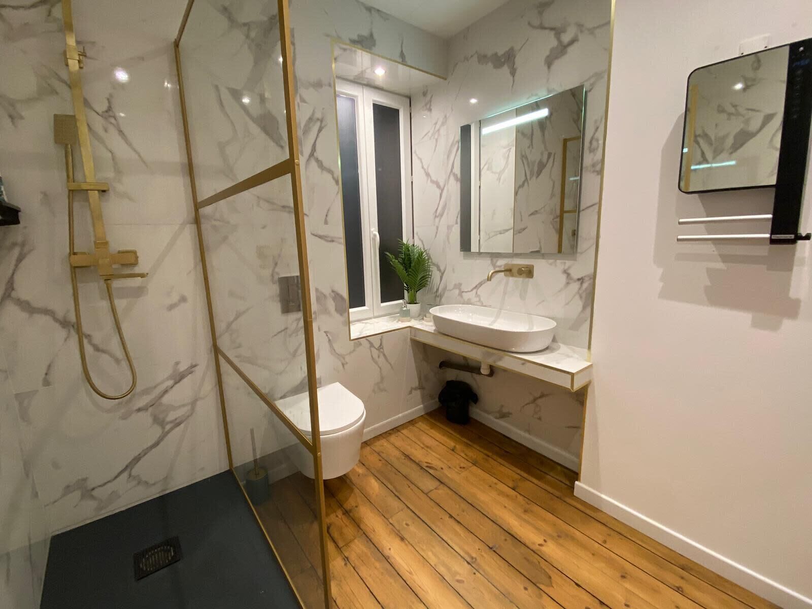 Shower, free toiletries, hair dryer