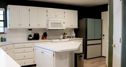 Central |5 Bed| Baby Grand Piano