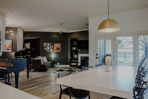 Central |5 Bed| Baby Grand Piano
