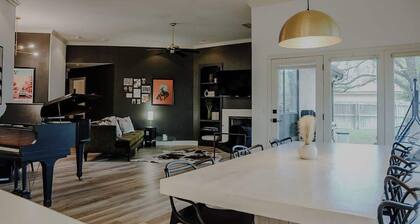 Central |5 Bed| Baby Grand Piano