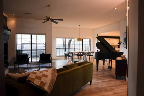 Central |5 Bed| Baby Grand Piano