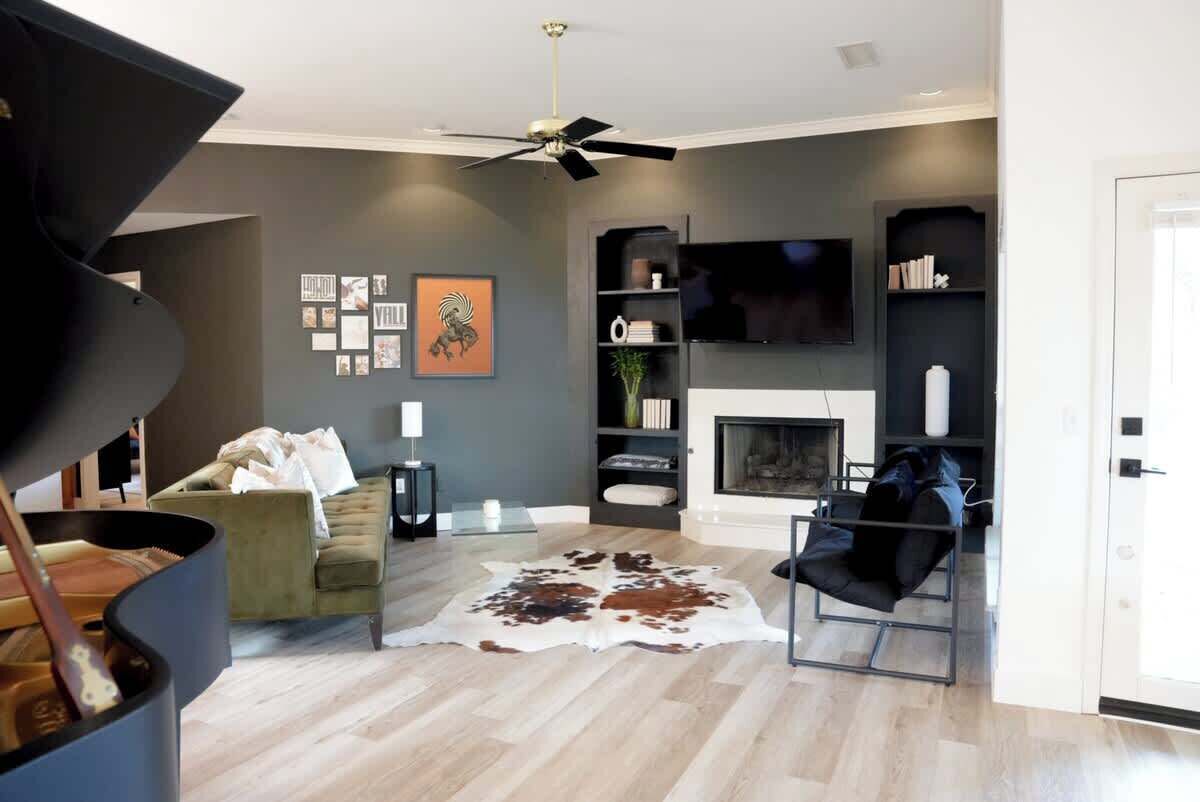 Télévision, cheminée, espaces bureaux