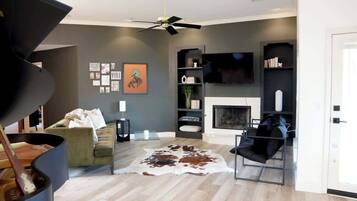 Télévision, cheminée, espaces bureaux