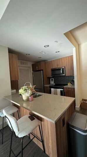 Micro-ondes, four, plaque de cuisson, lave-vaisselle