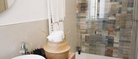 Regadera, secadora de cabello, bidet, toallas