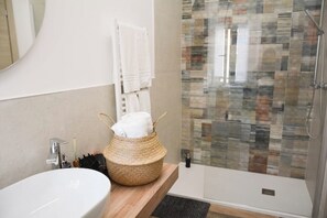 Een douche, een haardroger, een bidet, handdoeken