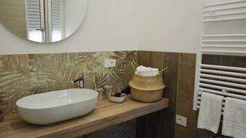 Doccia, asciugacapelli, bidet, asciugamani