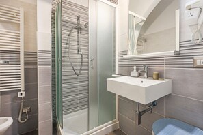 Dusche, Haartrockner, Bidet, Handtücher