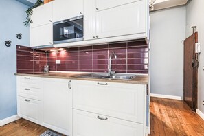 Refrigerador, microondas, parrilla de estufa y utensilios de cocina 