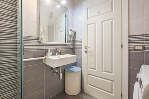 Dusj, hårføner, bidé og håndklær