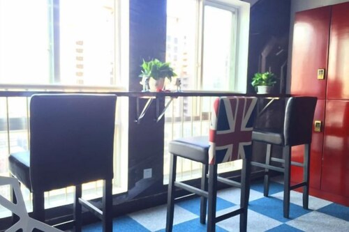 Jihe Light Luxury Art Hotel（Wuyi Square Station）