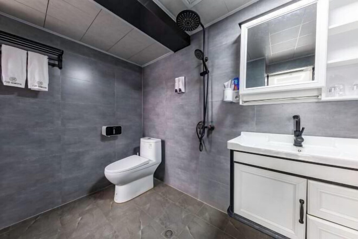 Ein modernes Badezimmer mit Toilette, Dusche und Waschbecken.