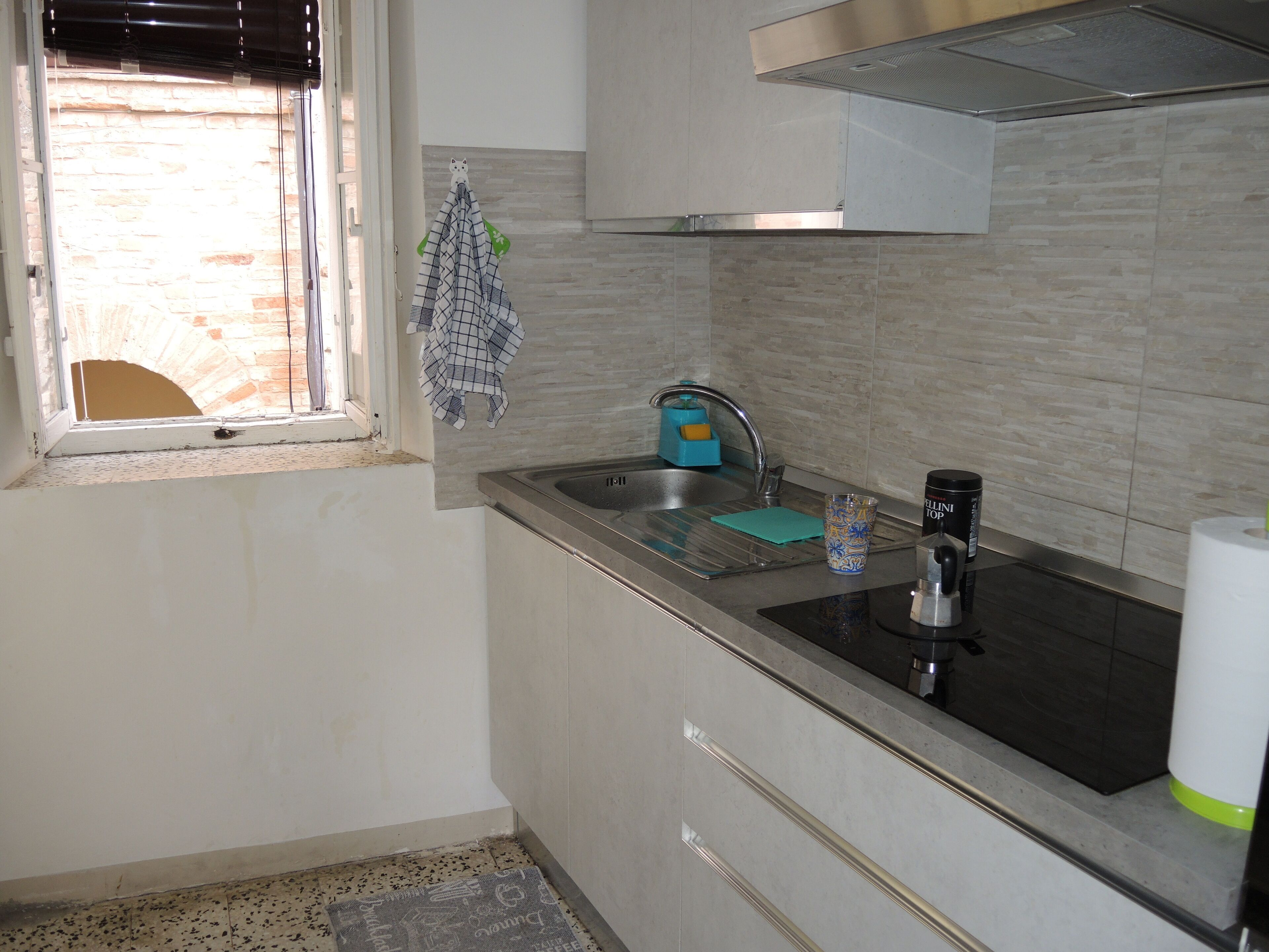 Kühlschrank, Ofen, Herdplatte, Wasserkocher mit Kaffee-/Teezubehör