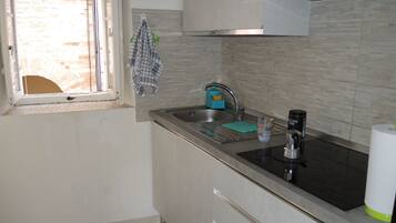 Frigorifero, forno, piano cottura, macchina per tè/caffè