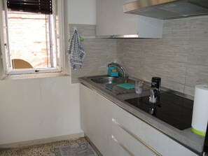 Réfrigérateur, four, plaque de cuisson, cafetière/bouilloire