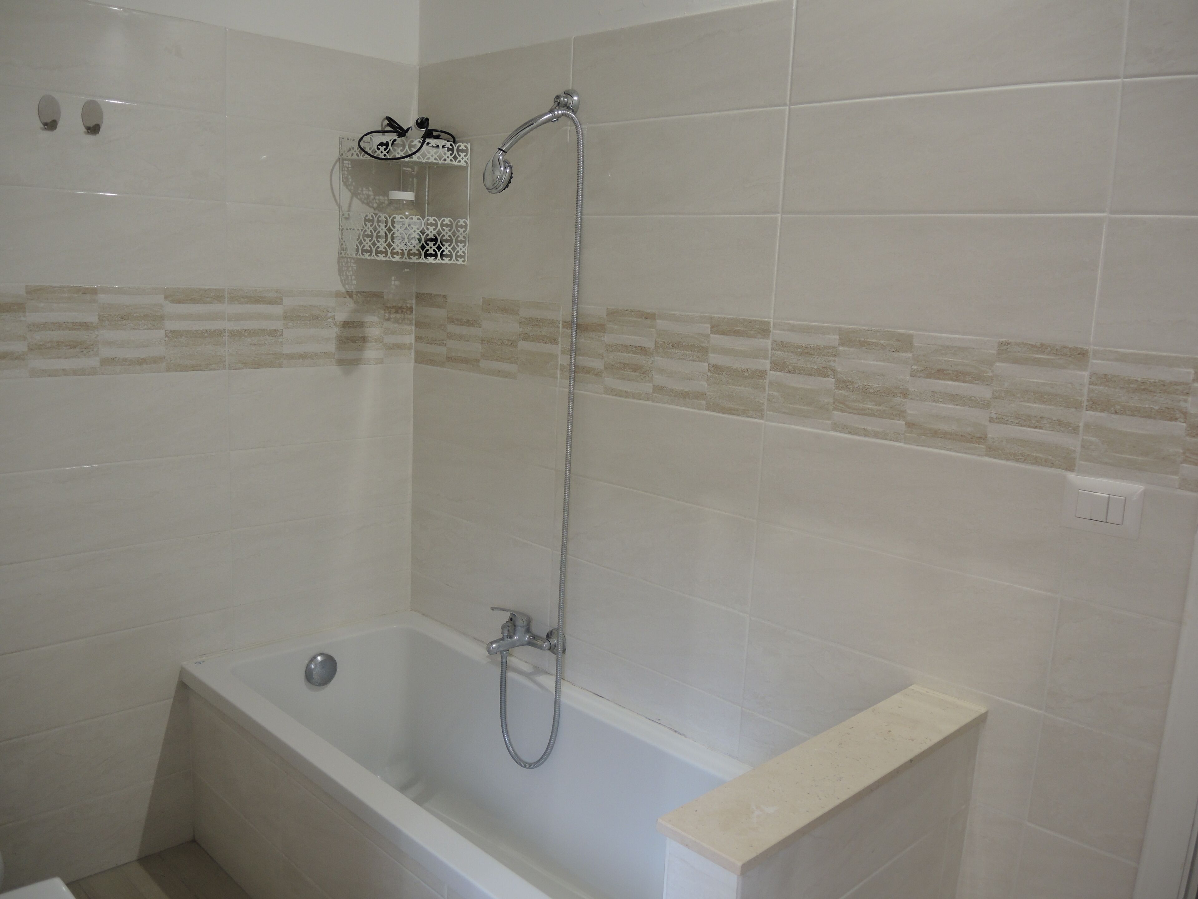 Sèche-cheveux, bidet, serviettes fournies, savon