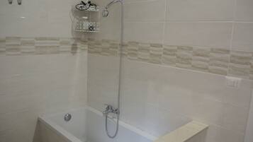 Sèche-cheveux, bidet, serviettes fournies, savon