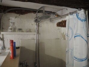 Sèche-cheveux, bidet, serviettes fournies, savon