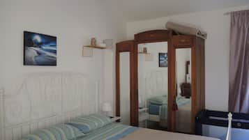 2 bedrooms, iron/ironing board, travel cot, free WiFi
