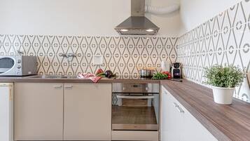 Een koelkast, een microgolfoven, een oven, een kookplaat