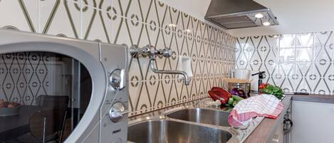 Jääkaappi, mikroaaltouuni, uuni, liesi