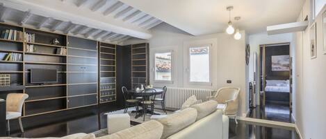 Een televisie en boeken