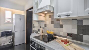 Geladeira, micro-ondas, fogão, cooktop