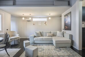 Una televisión, libros