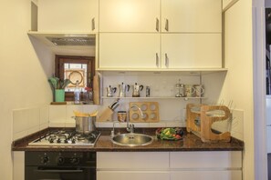 Fridge, oven, stovetop, coffee/tea maker