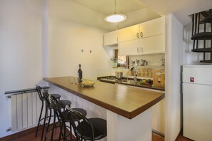 Refrigerador, horno, parrilla de estufa y cafetera y tetera