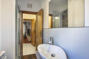 Douche, sèche-cheveux, bidet, serviettes fournies