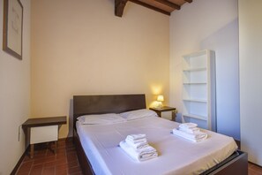 3 habitaciones, tabla de planchar con plancha, wifi y ropa de cama