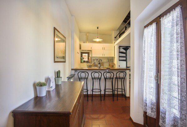 Refrigerador, horno, parrilla de estufa y cafetera y tetera 