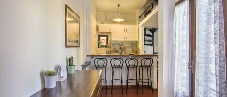 Køleskab, ovn, kogeplade, kaffe-/temaskine