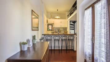 Fridge, oven, stovetop, coffee/tea maker