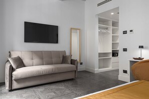 1 dormitorio, caja fuerte, escritorio y tabla de planchar con plancha