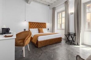 1 dormitorio, caja fuerte, escritorio y tabla de planchar con plancha