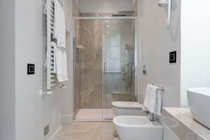 Dusche, Haartrockner, Bidet, Handtücher