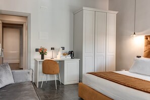 1 Schlafzimmer, Zimmersafe, Schreibtisch, Bügeleisen/Bügelbrett