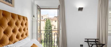 1 habitación, caja de seguridad en la habitación y escritorio