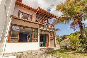 Exterior - By the beach, Walk Mole Beach! AC, Wifi 250M, BBQ (Praia Mole)