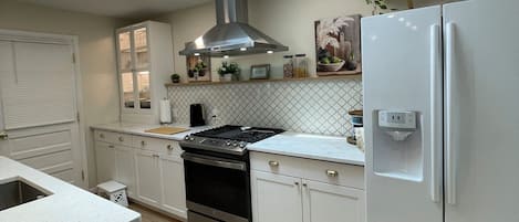 Een koelkast, een microgolfoven, een oven, een kookplaat