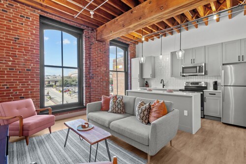 Riverfront DWTN Loft W/D Gated Parking